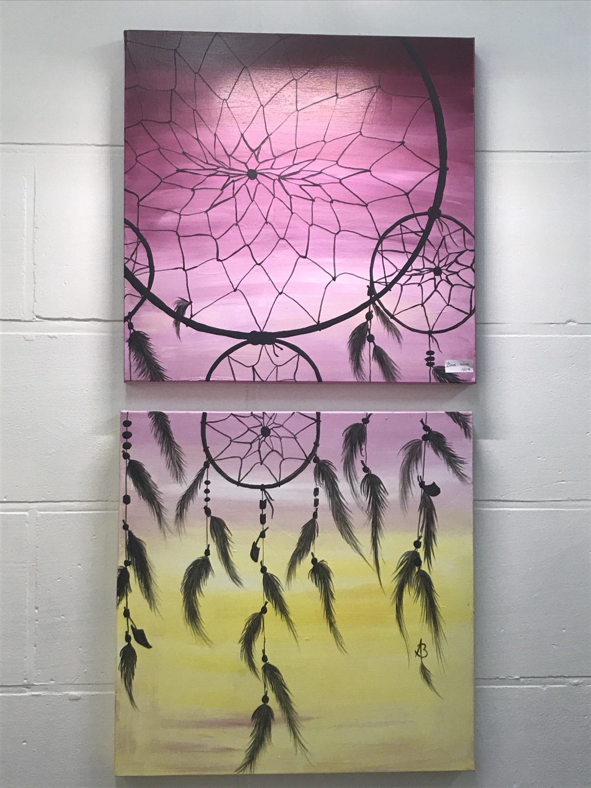 Rêves en harmonie, diptyque de Béa représentant des attrape-rêves sur un fond rose et jaune