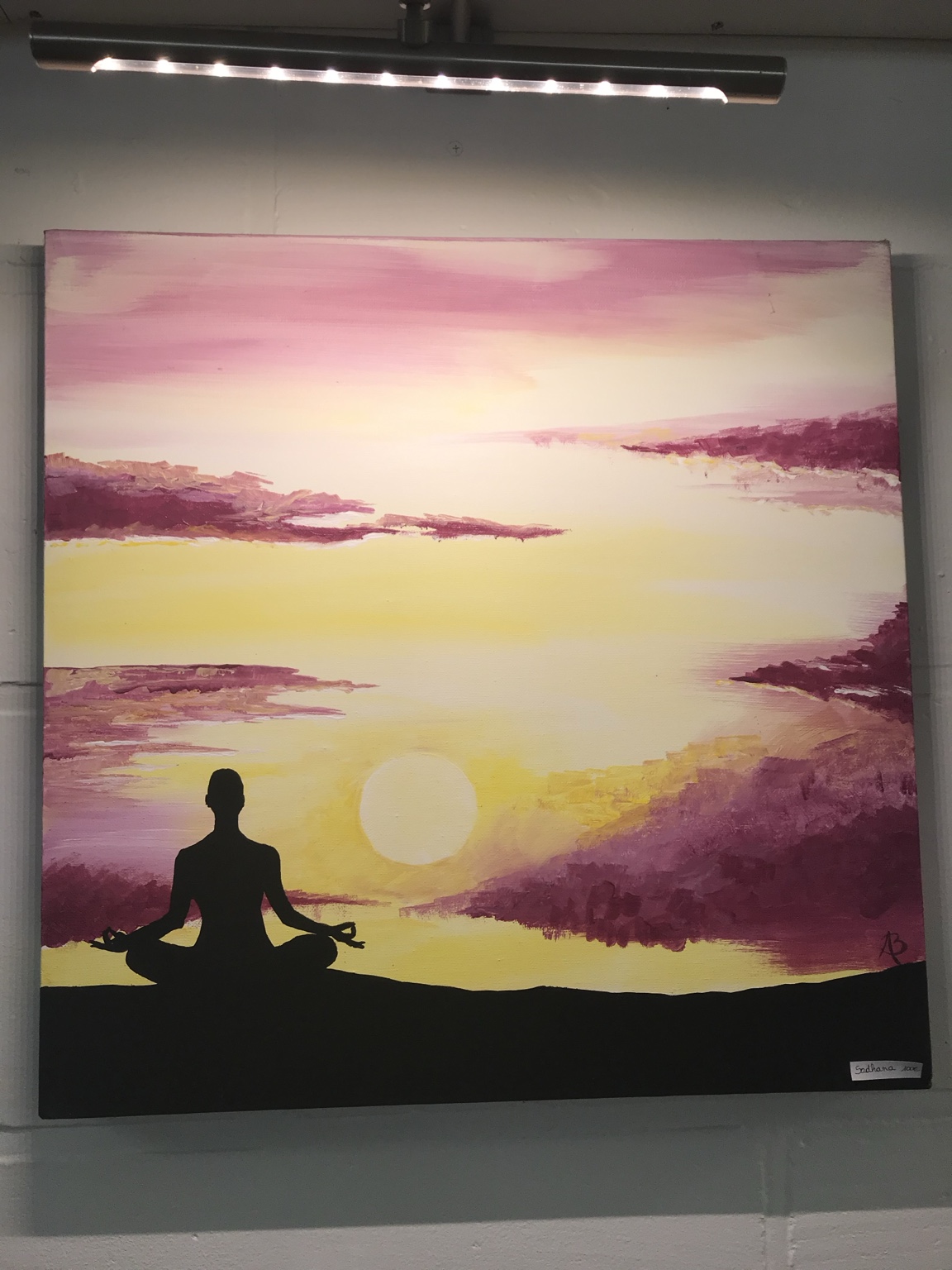 Sérénité, peinture de Béa représentant une silhouette en méditation devant un paysage lumineux