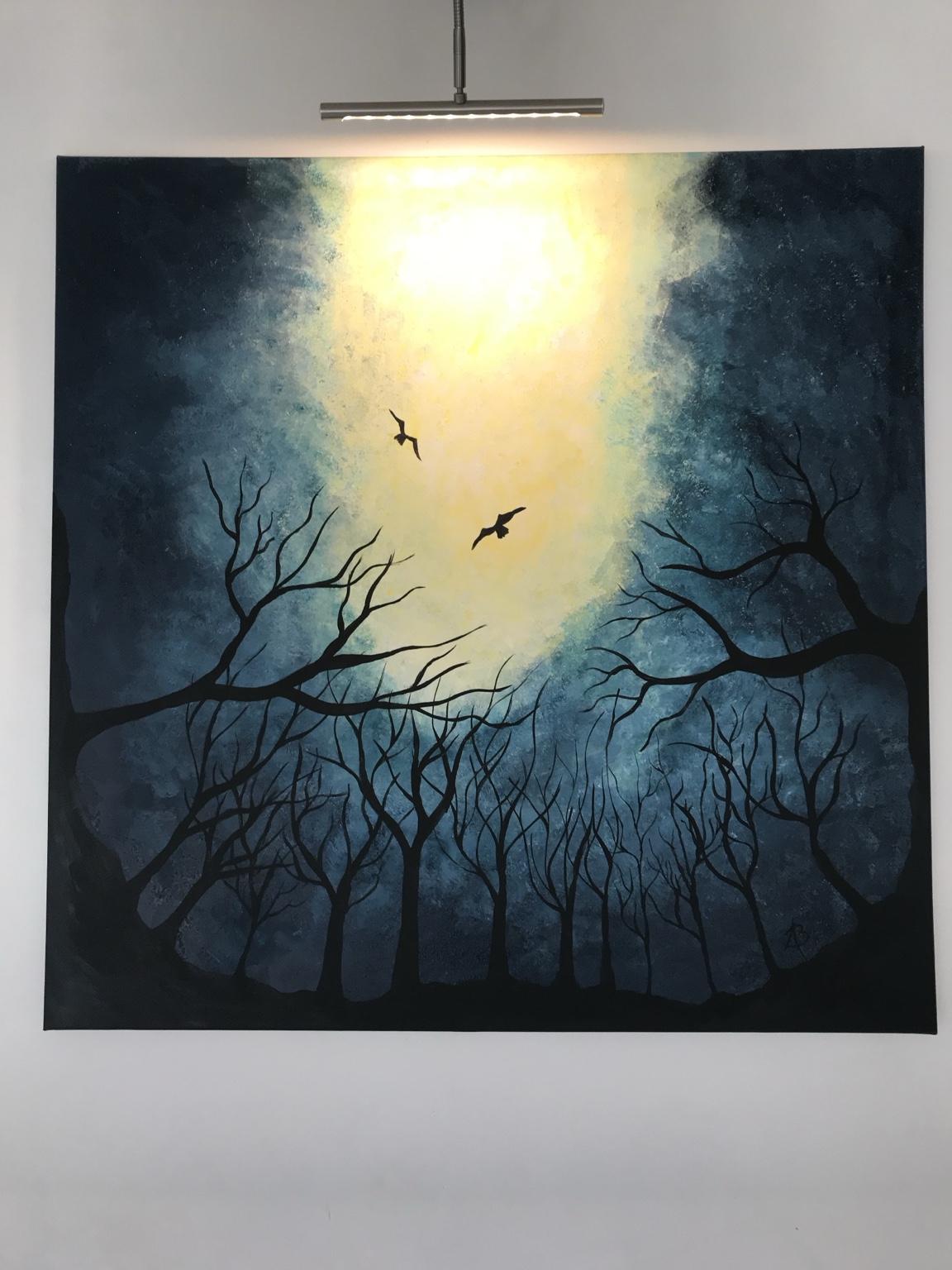 Symphonie des cieux sombres, peinture de Béa représentant des arbres et deux oiseaux sous un ciel lumineux